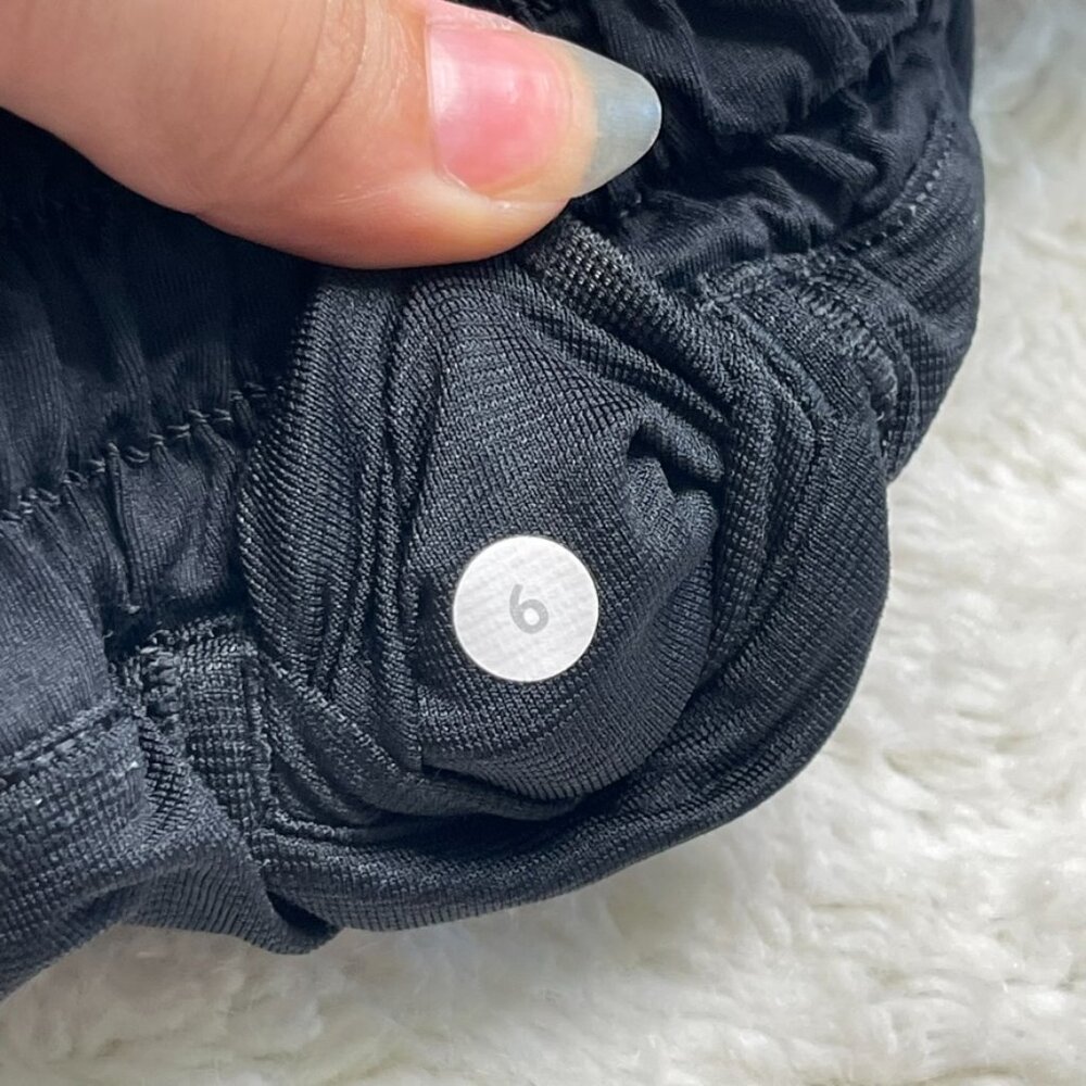 Lululemon Women's Black Hotty Hot Shorts Size 6 - Picture 10 of 10